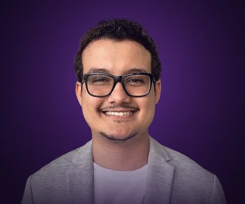 Portrait of Alexsander Fernando, Graphic Designer at Trend Digital Marketing.
